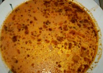 Polévka z červené řepy a tyčinek Surimi