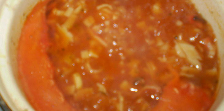 Polévka z červené řepy a tyčinek Surimi (vaříme...)