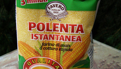 Polévka z polenty s hříbky a celerovou natí