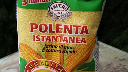 Polévka z polenty s hříbky a celerovou natí