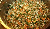 Polévková směs, ...restování zeleniny na tuku...