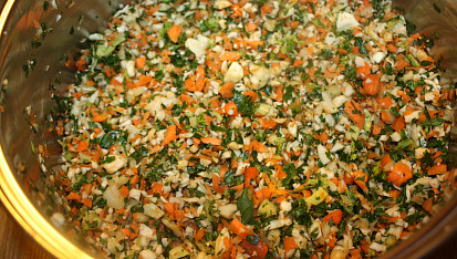Polévková směs, ...restování zeleniny na tuku...
