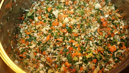 Polévková směs, ...restování zeleniny na tuku...