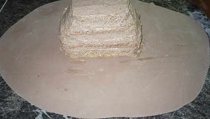 Pytel peněz, Složíme pyramidku a potřeme krémem