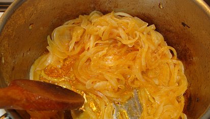 Rácské vepřové maso (maďarská kuchyně), Cibule na kolečka