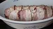 Roláda z čínského zelí plněná kuřecím masem, ...omotáme angl. slaninou a dáme péct...
