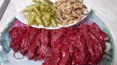 Roštěná stroganoff, Naso na nudličky,okurku též a žampiony na plátky
