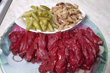 Naso na nudličky,okurku též a žampiony na plátky