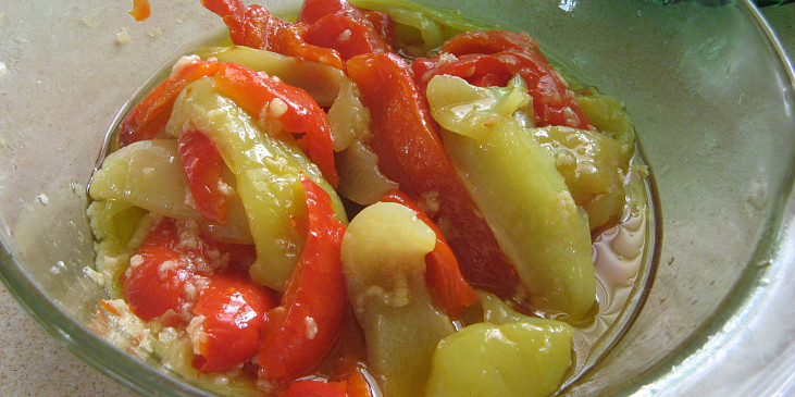 Salát z opečených paprik