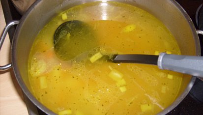 Slepičí polévka s domácími nudlemi