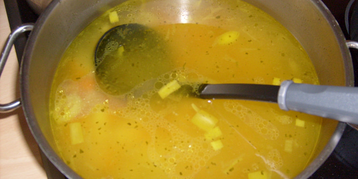 Slepičí polévka s domácími nudlemi