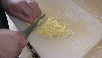 Slepičí polévka s domácími nudlemi