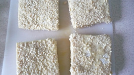 Smažené tofu v sezamu