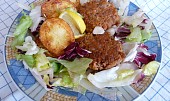 Smažený tuňák v listových salátech a pečenými brambory (Salát)