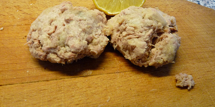 Smažený tuňák v listových salátech a pečenými brambory (připravený ke smažení)