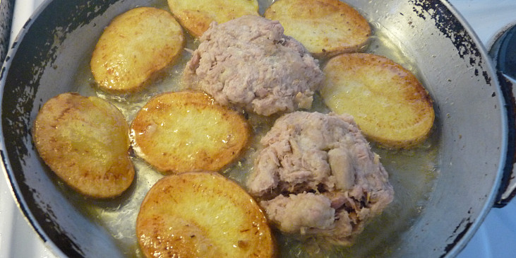 Smažený tuňák v listových salátech a pečenými brambory (vysmážím)
