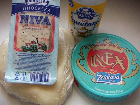 Špenátové lívance se sýrovou omáčkou (Ingredience na omáčku...)