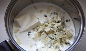 Špenátové lívance se sýrovou omáčkou (Omáčka před uvařením)