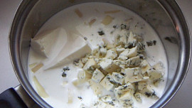 Špenátové lívance se sýrovou omáčkou