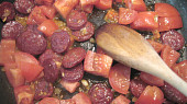 Šťavnaté těstoviny s klobáskou