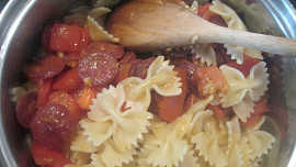 Šťavnaté těstoviny s klobáskou