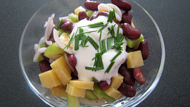 Sýrový salát s fazolemi