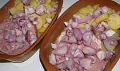 Uzená krkovice zapečená (maso s brambory a cibulí před pečením)