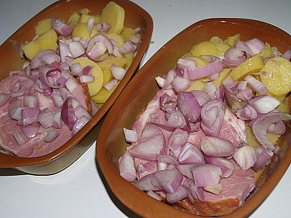 Uzená krkovice zapečená (maso s brambory a cibulí před pečením)