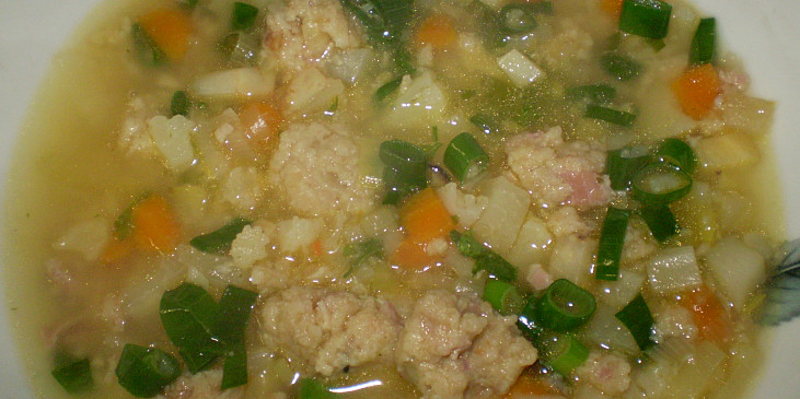 Zeleninová polévka s drožďovými noky