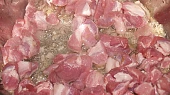 Zelňačka s masem, krkovici orestujeme na cibulce