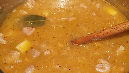 Zelňačka s masem, po přidání všech surovin mírně provařujeme
