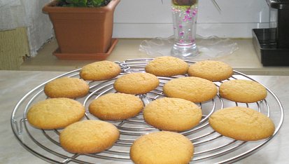 Arašídové keksy  (sušenky) - dodal Džango, Chladnutí na mřížce