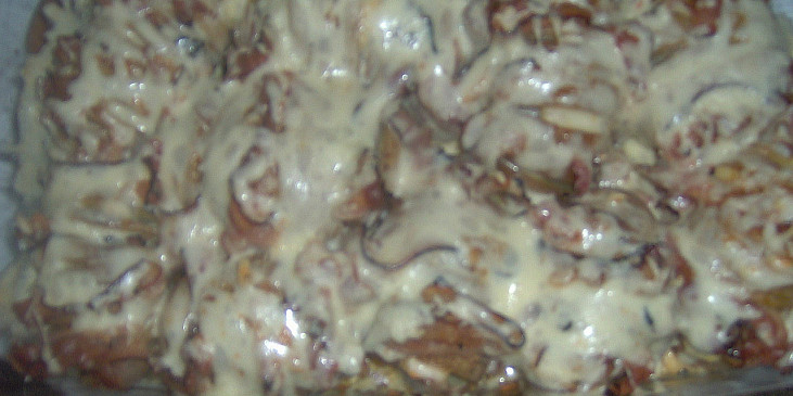 Bramborové vějířky s česnekem a slaninkou (po upečení ,fotka není nic moc,ale chuť vynikající)