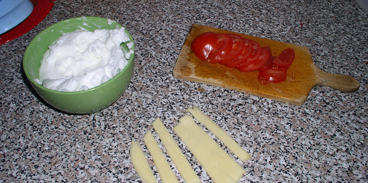 ušlehaný sníh,rajčata na kolečka,plátkový sýr na proužky na ozdobu
