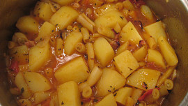 Dušené brambory s fazolkama