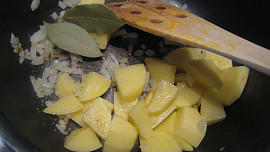 Fazolová polévka s párkem