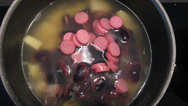 Fazolová polévka s párkem