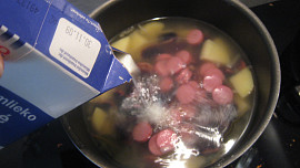 Fazolová polévka s párkem