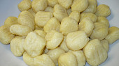 Gnocchi podle Jitky, Menší noky, rýhované vidličkou, navíc muškátový oříšek.