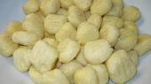 Gnocchi podle Jitky, Menší noky, rýhované vidličkou, navíc muškátový oříšek.