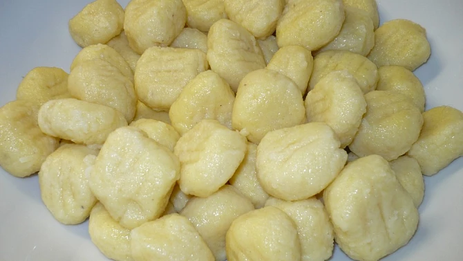 Gnocchi podle Jitky, Menší noky, rýhované vidličkou, navíc muškátový oříšek.