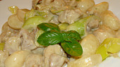 Gnocchi s kuřecím masem a zakysanou smetanou, A ještě s pórkem a bazalkou ;-)