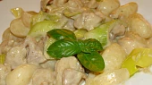 Gnocchi s kuřecím masem a zakysanou smetanou, A ještě s pórkem a bazalkou ;-)