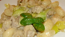 Gnocchi s kuřecím masem a zakysanou smetanou
