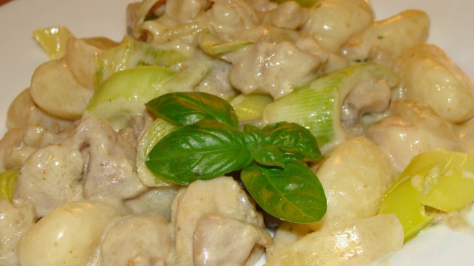 Gnocchi s kuřecím masem a zakysanou smetanou, A ještě s pórkem a bazalkou ;-)