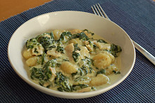 Gnocchi se špenátem a kuřecím masem