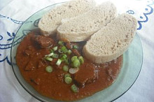 gulas podle receptu (hovezi maso a misto protlaku Ragu),knedlik celozrny