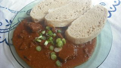 Guláš na černém pivu, gulas podle receptu (hovezi maso a misto protlaku Ragu),knedlik celozrny