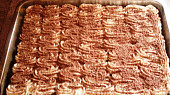 Harlekýn s likérovým krémem, ozdob.moučník posypu strouhanou čokoládou