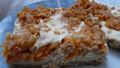 Jablečno mrkvový koláč, hotovó